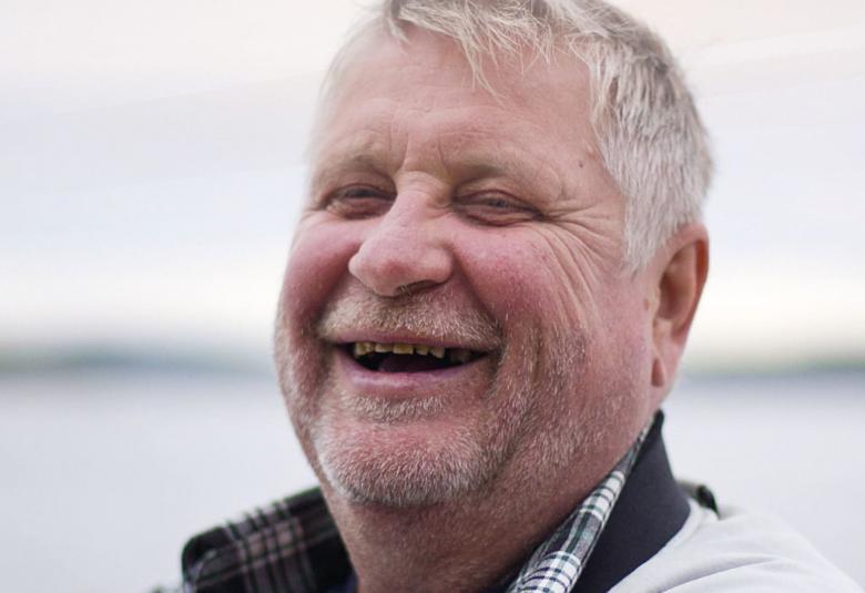 Kuvassa ovat Kari Väänäsen kasvot.  Kuva on osa kirjan kannesta.