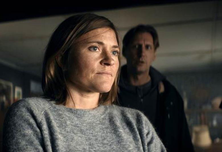 Kuvassa on etualalla Inka Kallénin kasvot ja taustalla himmeästi hänen takanaan näkyy Pekka Strangin kasvot.