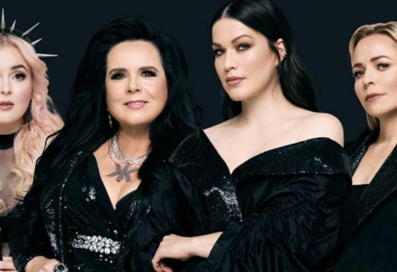 Kuvassa ovat Kaija Koo, Paula Vesala, Ellinoora ja Jenni Vartiainen mustissa esiintymisasuissa. Kuva on puolivartalokuva.