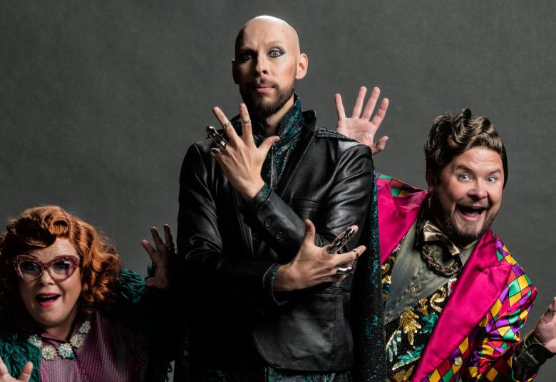 Kuvassa ovat Kiti Kokkonen, Joni Pakanen ja Janne Kataja ja he ovat värikkäissä vaatteissa taikuriteemaan liittyen. 