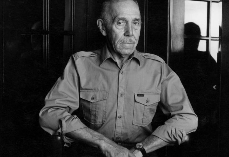 Kuvassa on Tom of Finland istumassa ja kuva on puolivartalokuva.