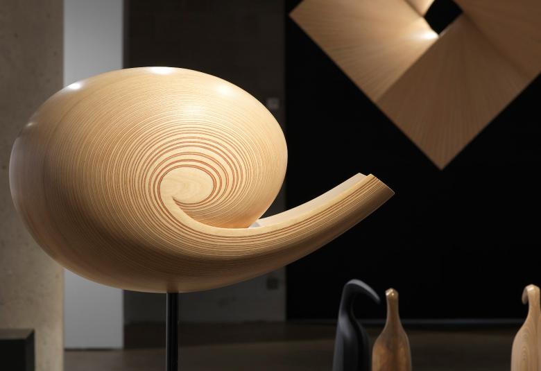 Kuvassa on puinen puun värinen pyöreähköä muotoa oleva esine.