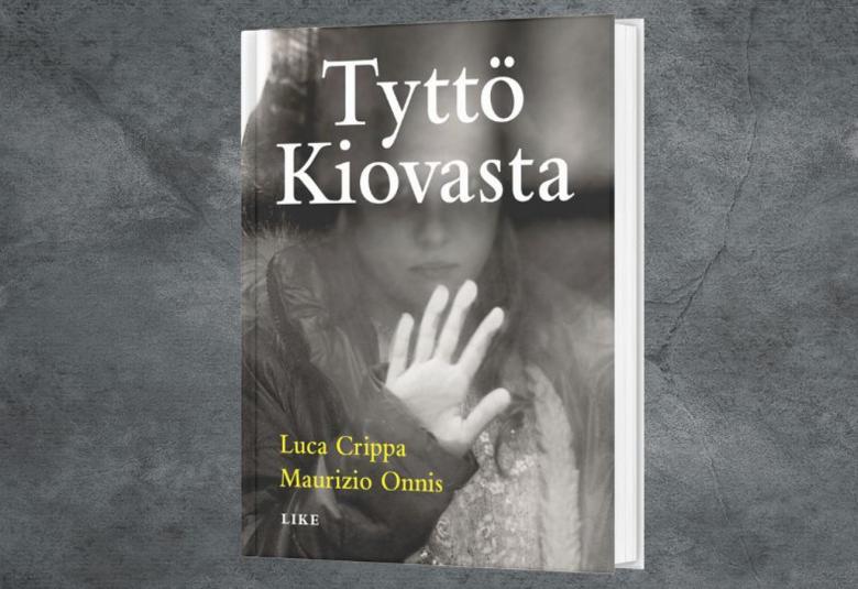 Kuvassa on harmaalla pohjalla kirjan kansi ja siinä on harmaalla pohjalla himmeät tytön kasvot ja kirjan nimi Tyttö Kiovasta.