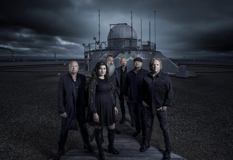 Kuvassa ovat hyvin tummassa kuvassa Yö-yhtyeen jäsenet ja Suvi Teräsniska.