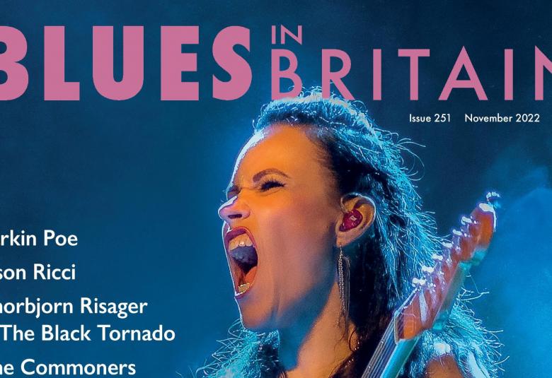 Kuvassa on Erja Lyytinen laulamassa ja kuvan tausta on sininen. Päällä on lehden kannen nimi Blues in Britain.  