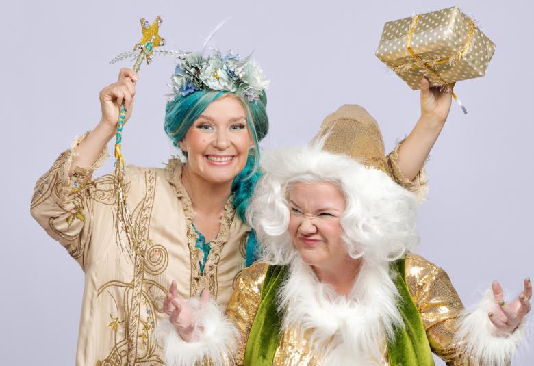 Kuvassa on Eija Pyhältö vihreässä päähineessä ja kädessään tähtisauva. Alempana on Minna Kivelä vaalean ruskeassa nahkapäähineessä, jossa on valkoinen karvareunus.