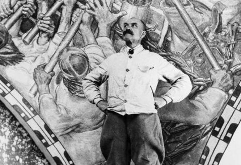 Kuvassa on Akseli Gallen-Kallela katsomassa ylöspäin ja katossa näkyy freskoja ja alempana freskokaaret. Kuva on musta-valkoinen.