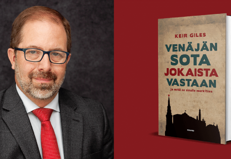 Kuvassa on vasemmalla Keir Giles puolivartalo kuvassa musta puvuntakki päällään.  Oikealla on ruosteen punaisella taustalla kirjan kuva.