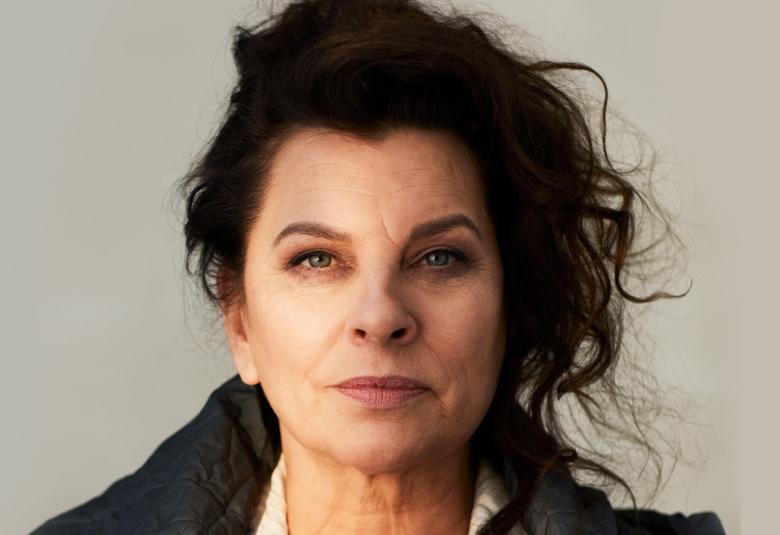 Kuvassa on Satu Silvon kasvot ja oikealla puolella on hieman varjoa.