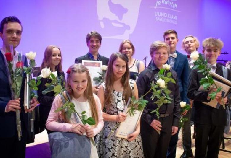 Kuvassa ovat kaikki finalistit juhlapuvuissa ja kukitettuina soittimet kädessään.