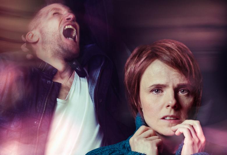 Kuvassa on liikkeessä vasemmalla mieshenkilö ja alempana nuori nainen kauhistuneella ilmeellä.