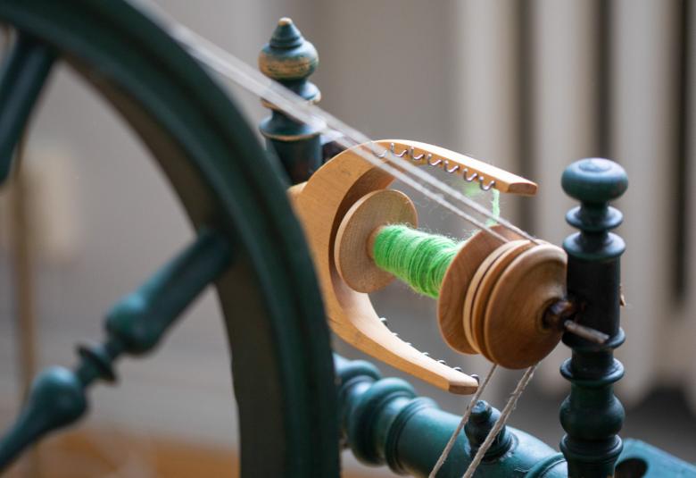 Kuvassa on lankaa menossa rukin pyörästä lyhtyyn.