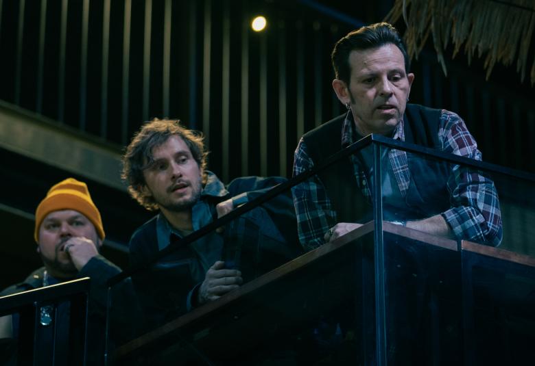 Kuvassa ovat Timo Lavikainen, Heikki Ranta ja Mikko Töyssy kurkkivat parvekkeen reunalta alaspäin.