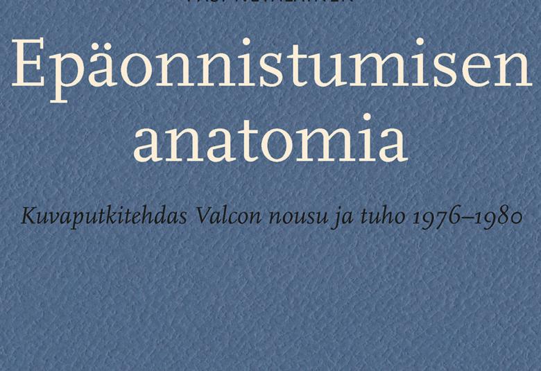 Kuvassa on osa kirjan kannesta. Kuvan keskellä on valkoisin kirjaimin ja tausta on siniharmaa.