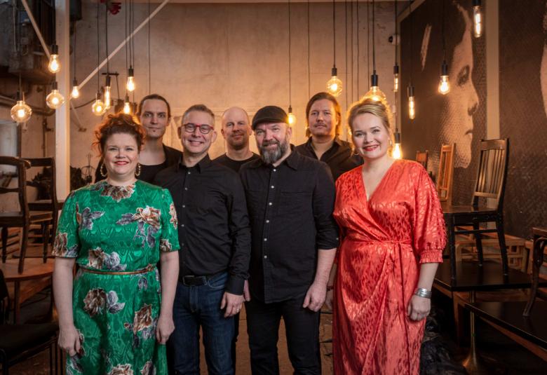 Kuvassa ovat lauluillan toteuttajat ryhmäkuvassa seisomassa.