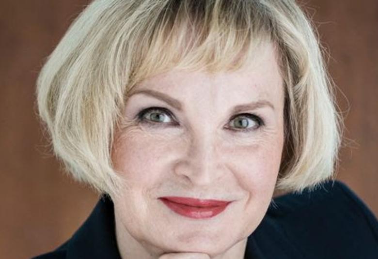 Kuvassa ovat Marja-Riitta Ollilan kasvot.  Hänellä on vaaleat lyhyet hiukset.