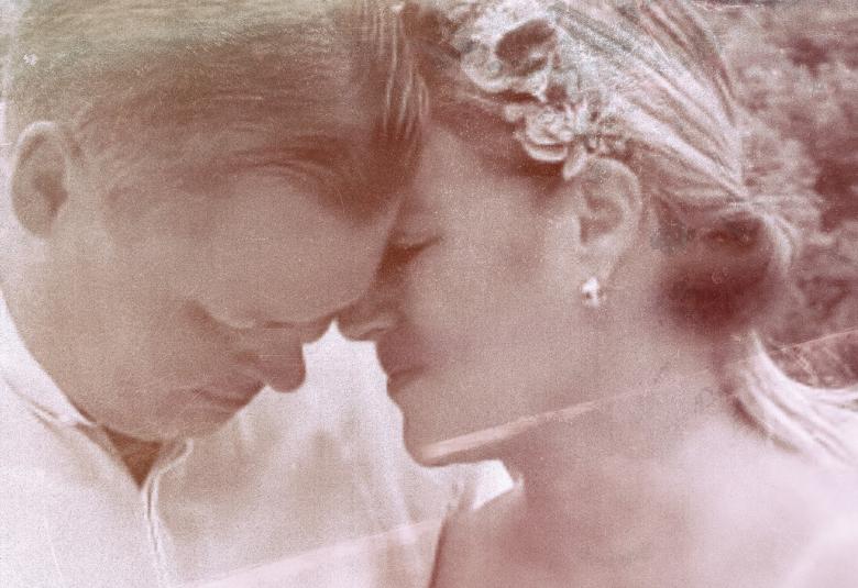 Kuvassa on vaalea kuva Milana Misicista ja hänen miehestään hääpäivänä.  Kuvassa ovat heidän päänsä, jotka ovat lähekkäin.  Kuvassa näkyy Milanan kasvot sivuttain.