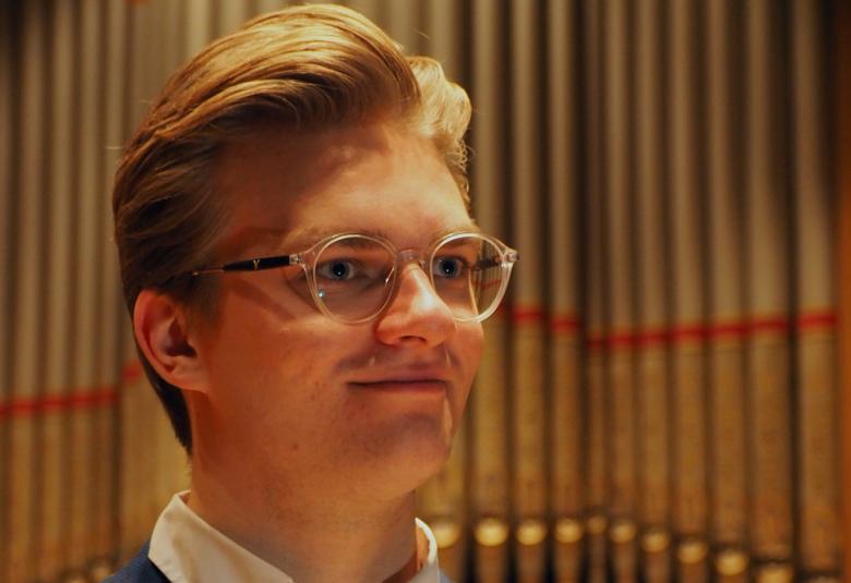 Kuvassa on Aleksanteri Walliuksen kasvokuva, jossa hän katsoo oikealle. Hänellä on silmälasit.