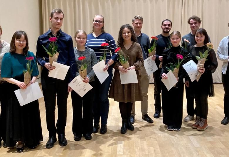 Kuvassa ovat Anja Ignatius -kilpailun palkitut yhteiskuvassa ja heillä on kunniakirjat ja voittokukat kädessään.