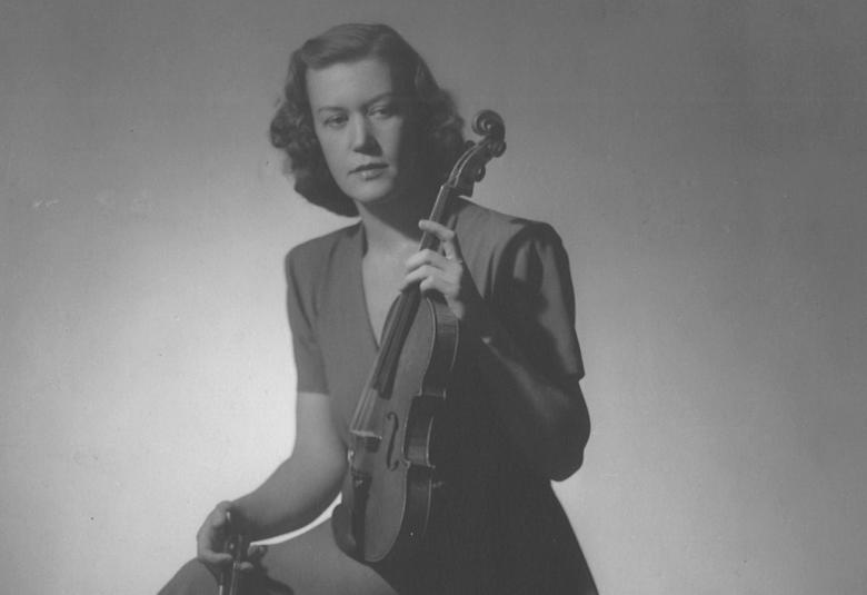 Kuvassa on Anja Ignatius nuorena puolivartalokuvassa viulu toisessa kädessään.  Kuva on musta-valkoinen ja harmaan sävyinen.