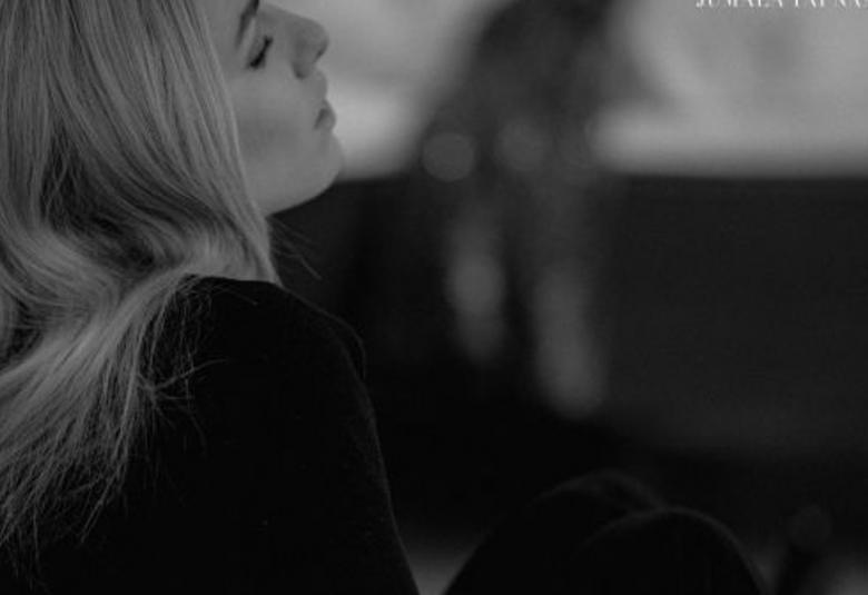 Kuvassa on Ilta istumassa sivuttain ja katsoo pois päin kuvasta. Kuva on musta-valkoinen.