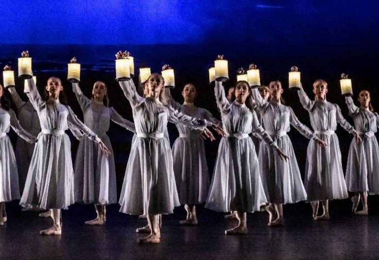 Maailmankuulun tanssijan ja Englannin kansallisbaletin taiteellisena johtajana työskennelleen Tamara Rojon toteutus balettiklassikosta Raymonda saa ensi-iltansa Suomen kansallisbaletissa 24. helmikuuta. Nykyisin Yhdysvaltain yhden merkittävimmän balettiryhmän, San Franciscon baletin, taiteellisena johtajana työskentelevä Rojo halusi uudistaa teoksen, jota on kritisoitu muun muassa kevyestä juonestaan.  Rojo on siirtänyt alun perin ristiretkiaikaan sijoitetun teoksen 1800-luvulle Krimin sotaan, Sevastopolin 