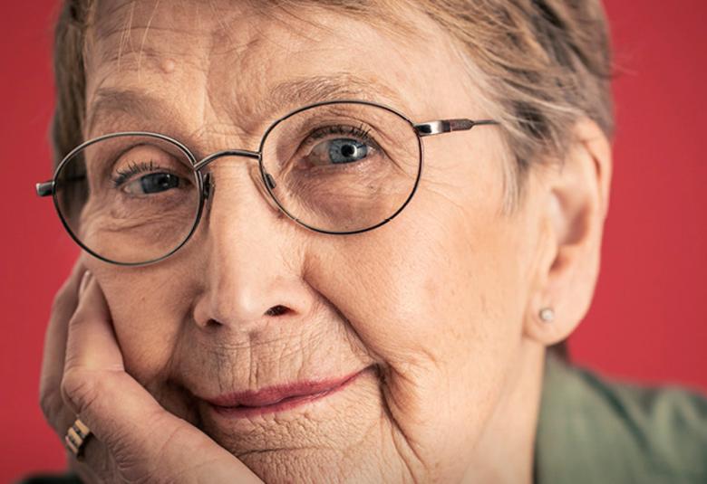 Kuvassa on Pirkko Lahden kasvot.  Kuva on osa kirjan kannesta.