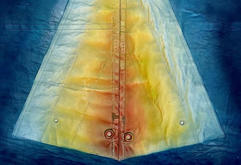 Kuvassa on Björn Wecstromin tumman sinisellä pohjalla oleva vaalean sinivihreä purje ja värit liukuvat kellertävästä oranssiin keskikohdalle mentäessä.