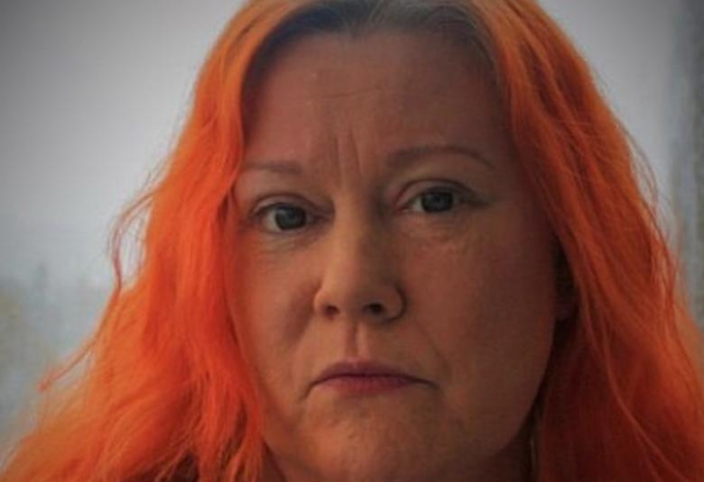 Kuvassa on Mira Hellin kasvot. Hänellä on punaiset, pitkät hiukset.