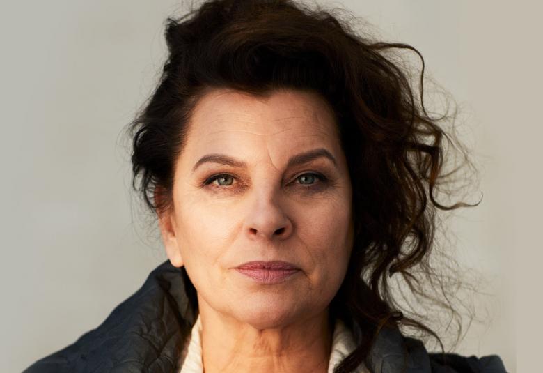 Kuvassa on Satu Silvon kasvot vakavana.