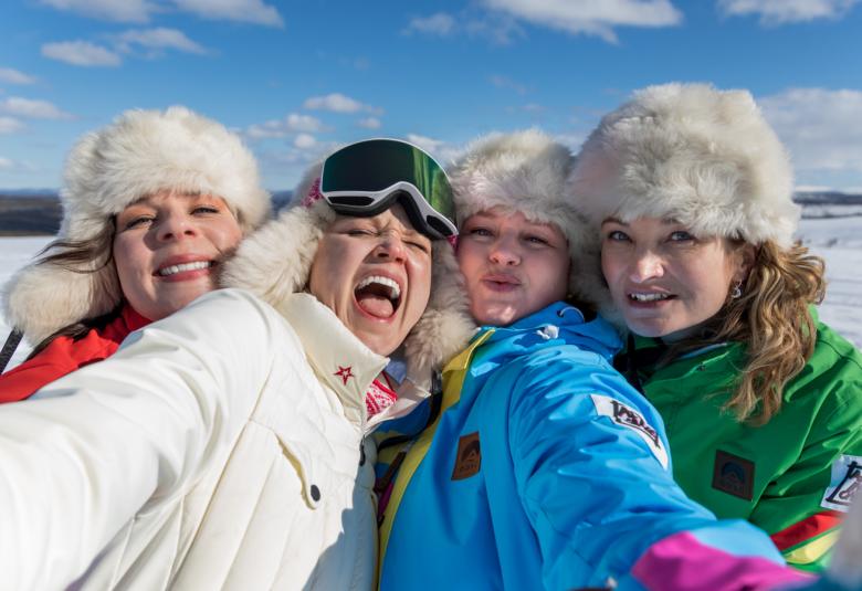 Kuvassa ovat Armi Toivanen, Anna-Maija Tuokko, Ria Kataja ja Matleena Kuusniemi päät lähekkäin selfiessä ja taustalla on valkoista lunta ja sinistä taivasta.