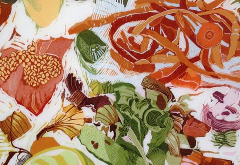 Kuvassa on värikkäitä, pääosin oransseja tai punaisia kukkia, vihreitä kukkien lehtiä ja valkoista pintaa.