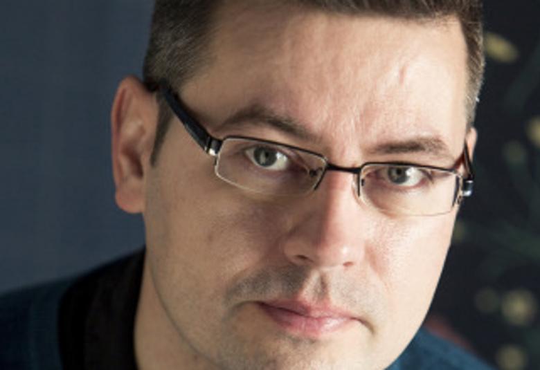 Kuvassa on Vesa Haapalan kasvot.  Hänellä on silmälasit.