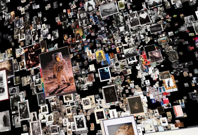 Kuvassa on kolmiulotteisesti tummalla pohjalla vinosti paljon valokuvia.  Hieman isompana kuvana näkyy kuva kuussa olevasta astronautista.