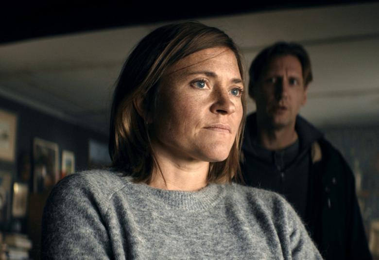 Kuvassa on etualalla Inka Kallen ja hänestä näkyy kasvot.  Takana näkyy Pekka Strang seisomassa ja osittain.  Kuva on olohuoneesta.