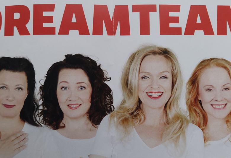 Kuvassa ovat näytelmän neljä naista rivissä valkoissa t-paidoissa ja heista on puolivartalokuvat. Teksti ylhäällä isoin valkoisin kirjaimin on näytelmän nimi Dreamteam isoin kirjaimin.