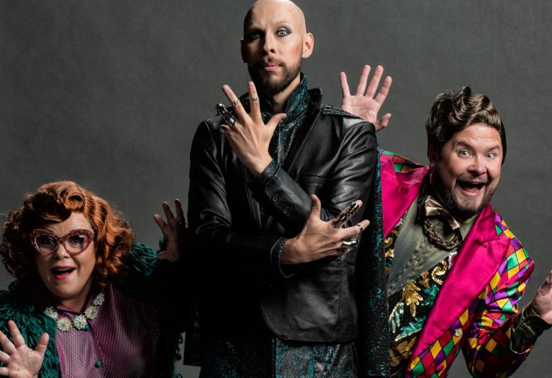 Kuvassa ovat Joni Pakanen seisomassa koristeellisessa puvussa ja takaa oikealta kurkistelee Janne Kataja.  Vasemmalla edessä Kiti Kokkonen. 