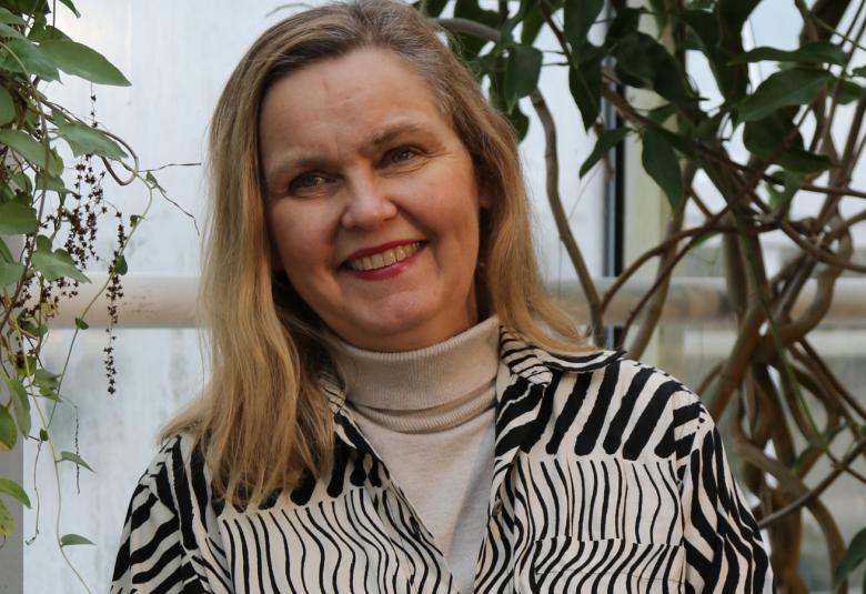 Taiteen maisteri, taidepedagogi ja tekstiilitaiteilija Laura Isoniemi (s.1962) on palkittu uraauurtavasta ja näkemyksellisestä työstään tekstiilitaiteen opettajana ja suunnittelumenetelmien kehittäjänä. Isoniemi on toiminut kolmekymmentä vuotta taiteen ja suunnittelun opetustehtävissä Aalto-yliopistossa. Sen lisäksi hän on opettanut lukuisissa muissa korkeakouluissa, sekä kotimaassa että ulkomailla, edistäen ansiokkaasti muotoilun koulutuksen kansainvälisyyttä ja monialaisuutta.    Vuoden tekstiilitaiteilij