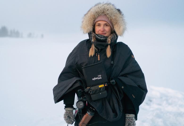 Kuvassa on Miia Tervola rektivarustulsessa jäällä.