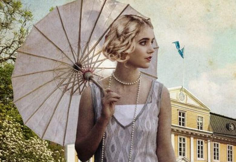 Kuvassa on osa kirjan kannesta ja siinä on piirrosvärikuva nuoresta naisesta, jolla on vaalea aurinkovarjo.  Taustalla on keltainen kartano.