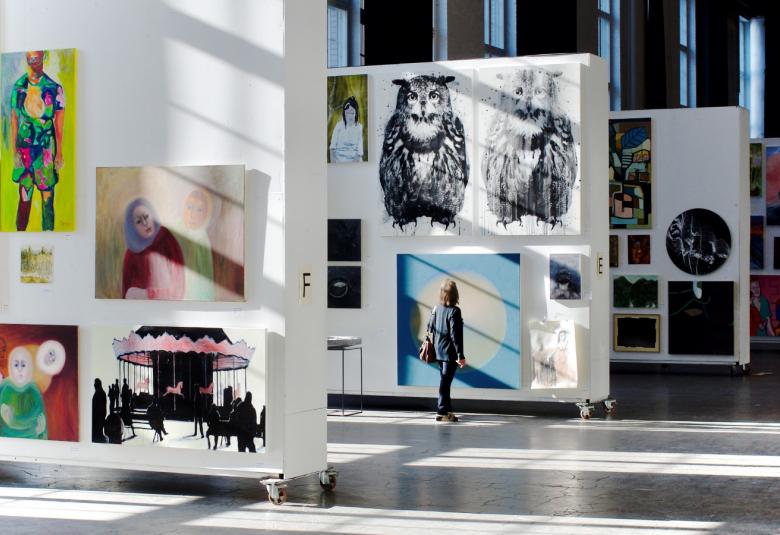 Kuvassa on vaalean harmaalla pohjalla kuusi hopeista korua.