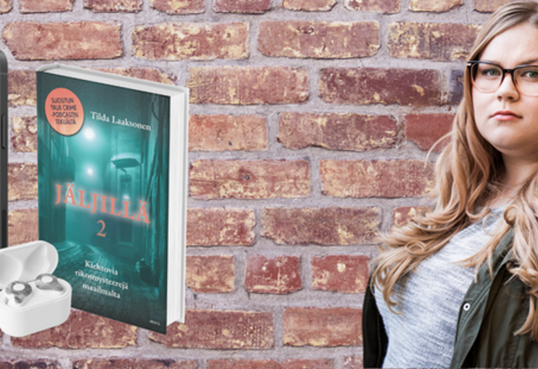 Kuvassa on vasemmalla osa kännykästä ja kirjan kansi vinosti.  Oikealla on Tilda Laaksonen vinottain ruskeassa ulkotakissa ja harmaassa t-paidassa.  Taustalla on ruskeaa tiiliseinää.