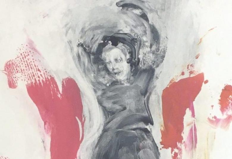 Kuvassa on maalaus, jossa on keskellä tumman harmaa naishahmo kädet ylhäällä ja molemmilla puolilla on ruosteen punaista maalia.  Tausta on kerman vaalea.