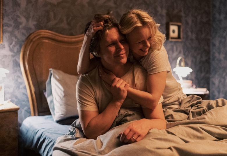 Kuvassa on Eero Milanoff istumassa parivuoteessa peiton alla ja hänen sivullaan on Alma Pöysti halaamassa häntä.