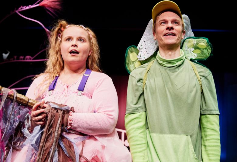 Kuvassa ovat Kaisla Ollila pinkissä pönkköhameessa ja oikealla keltaisessa haalarissa ja lippis päässä Miika Muranen.