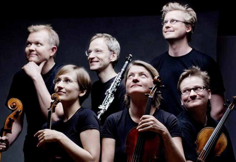 Kuvassa on kuusi Avantin soittajaa ryhmäkuvassa kahdessa rivissä soittimet kädessään.  Heistä on puolivartalokuva ja kuva on musta-valkoinen.