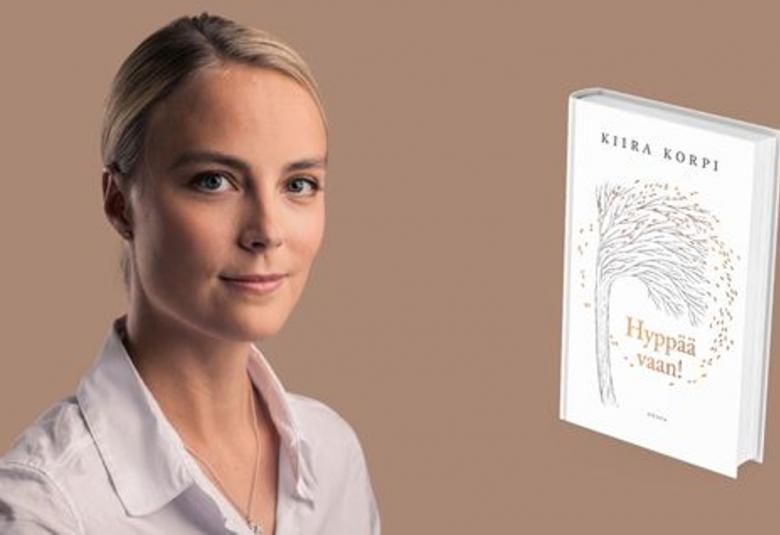 Kuvassa on Kiira korven kasvokuva ja hänellä on nuttura päässään. Oikealla on Kirjan kansi, joka on vaalea ja siinä on vaalealla pohjalla ruskea lehtipuu.