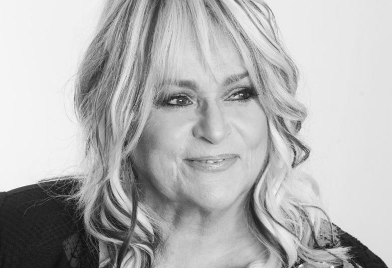 Kuvassa on Marion Rung kasvokuvassa ja hänellä on vaaleat hiukset hajallaan.  Kuva on musta-valkoinen.