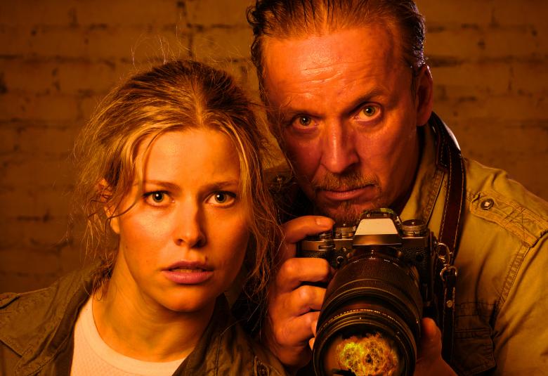 Nuori ja kunnianhimoinen vapaa toimittaja Aino (Wenla Reimaluoto) lähtee Nigeriaan raportoidakseen öljy-yhtiö Shellin ympäristö- ja ihmisoikeusrikoksista. Samaan aikaan yhtiötä vastaan käydään oikeutta Lontoossa ja Haagissa, ja esiin nousee myös kysymys yhtiön hallituksen entisen puheenjohtajan roolista.  Ainon mukaan Afrikkaan lähtee kokenut valokuvaaja Henri (Eero Aho). Nigeriassa kaikki ei kuitenkaan mene suunnitelmien mukaan ja parivaljakko päätyy poliisivankilaan terrorismista syytettynä. Miten kestää 