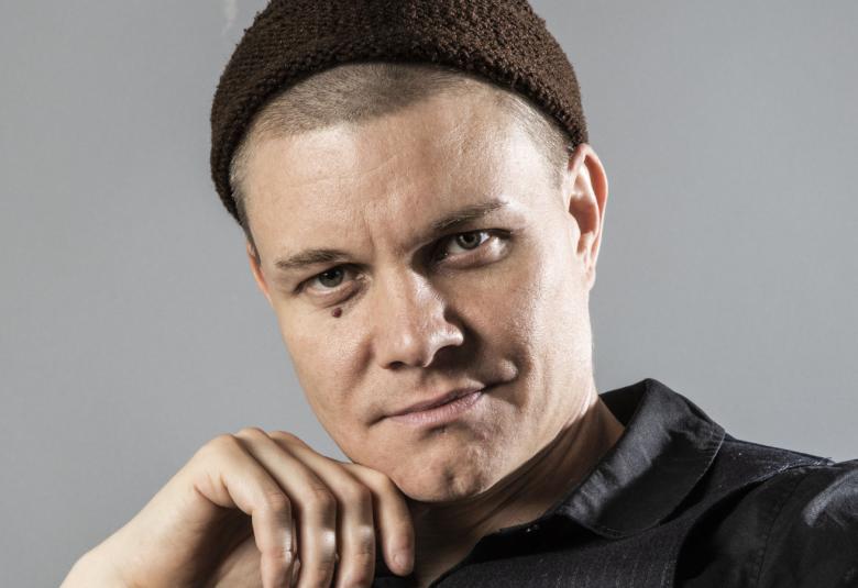 Kuvassa on Ville-Juhani Sutisen kasvokuva ja hänellä on tumma pipo päässään.